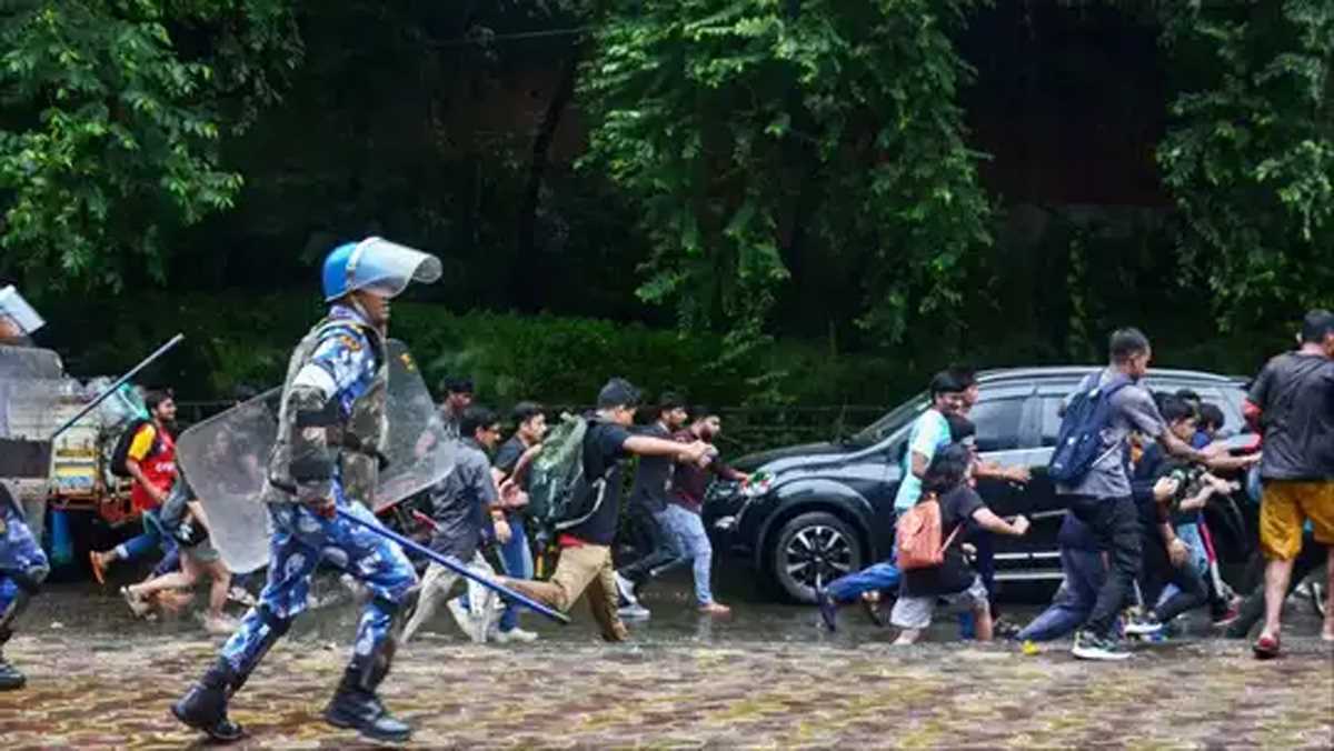 कोलकाता डॉक्टर की हत्या के खिलाफ ईस्ट बंगाल-मोहन बागान ने मांगा न्याय, पुलिस ने किया लाठीचार्ज